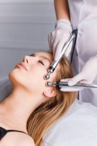 جوانسازی پوست با دستگاه میکروکارنت